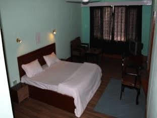Hotel Pamposh Srīnagar Exterior foto
